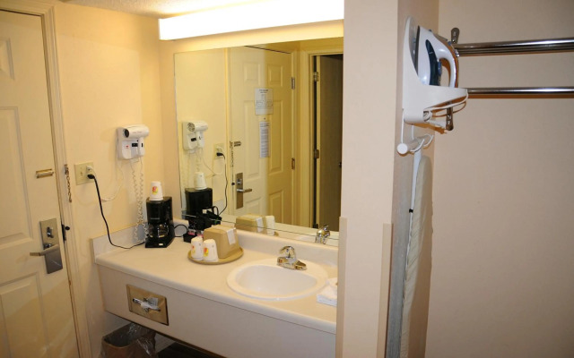 Super 8 By Wyndham Lamar