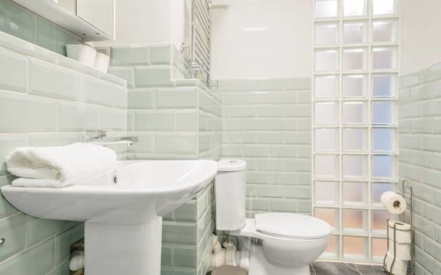 Modern 3bed apt in Holborn, 5min to Tube, Sleeps 9