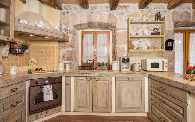 Beautiful Home in Kras With Wifi and 2 Bedrooms