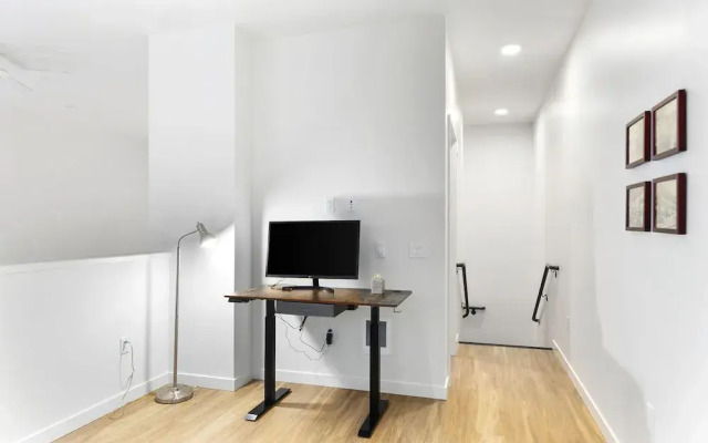 Posh Lofty Pad in Central Redmond