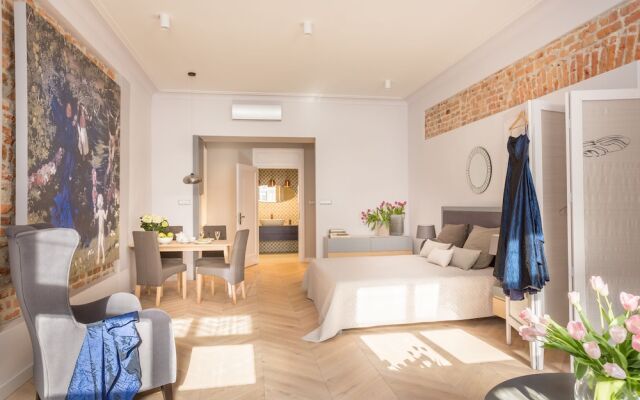 Cadena Gallery Apartments