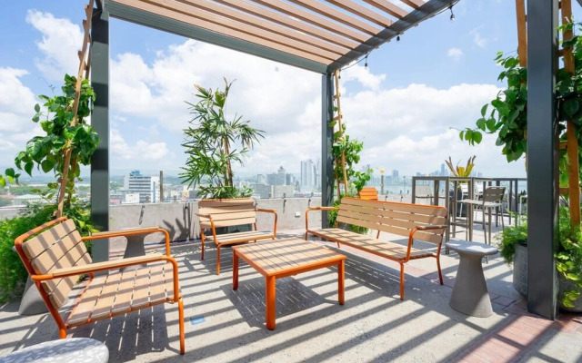 w Exceptional 1BR With Balcony in Casco View