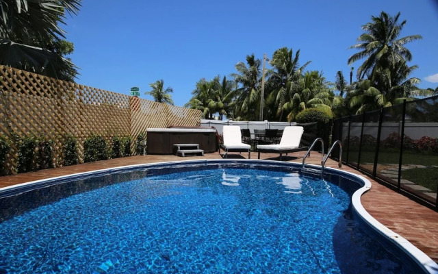 Astonishing Bayshore Villa with Pool