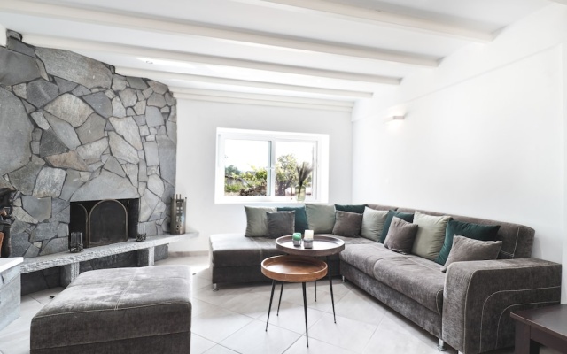 Moute House by Corfuescapes
