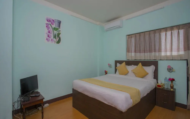 OYO 271 Hotel Golden Three