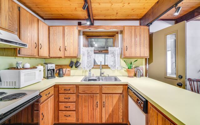 Traditional Blakeslee Chalet: Deck & Lake Access!