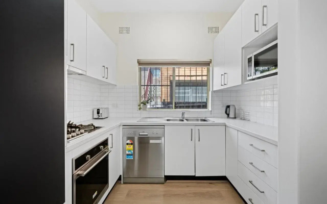 Burwood Lovely 2-bedroom Unit with Free parking