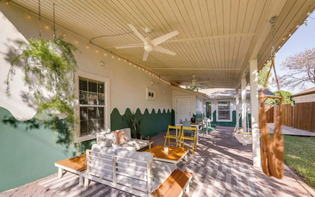 5 Mi to Dtwn Austin: Vibrant Home w/ Patio