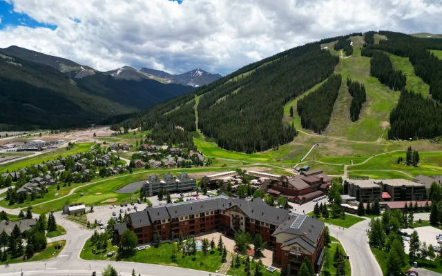 Newly Remodeled, Open Layout, with Incredible Views - CS302 by RedAwning