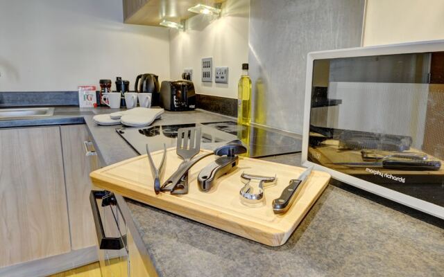 Location Spacious Apartment With Parking