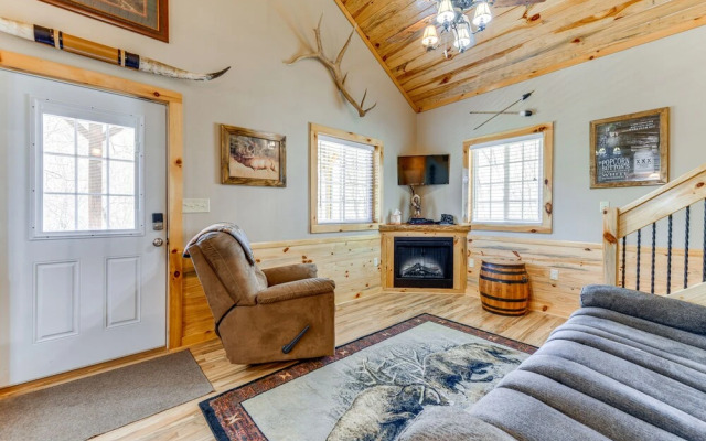 Hillside Cabin + Grill - Near Smoky Mountains