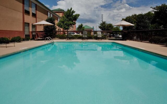 Days Inn & Suites South Boston