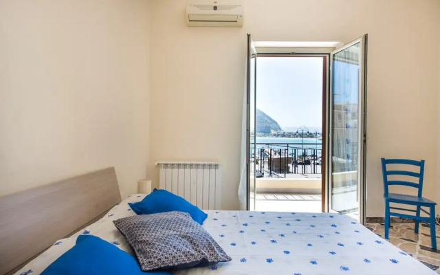Casetta Vista Mare in Piazza a Mondello by Wonderful Italy