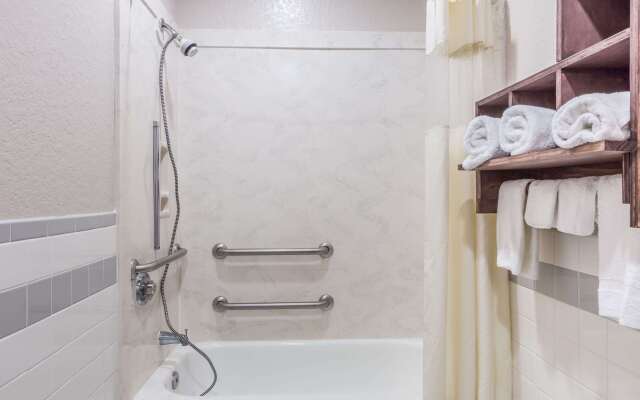 Days Inn by Wyndham Dickinson TX
