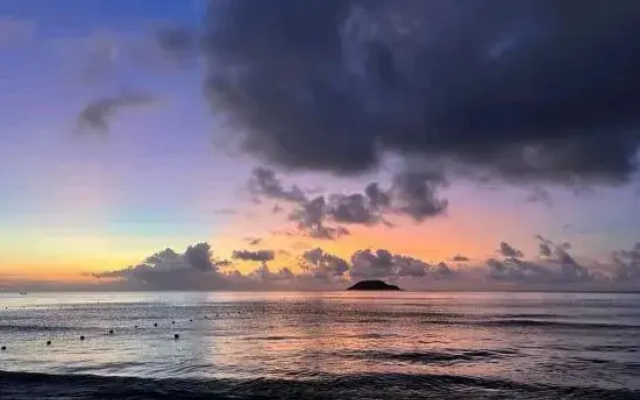 Shuangyue Bay is home to Haimei Hotel