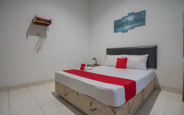 RedDoorz near Setrasari Mall