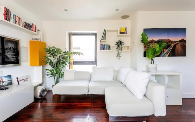RAI - Modern Tower Hill Penthouse