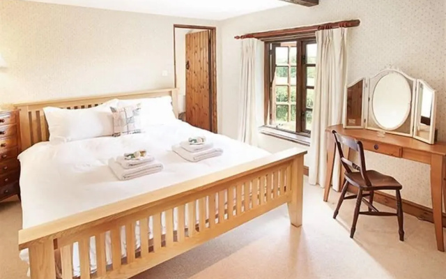 Host Stay Tregaer Mill Barn