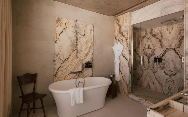 Maison Heler Metz, Curio Collection By Hilton