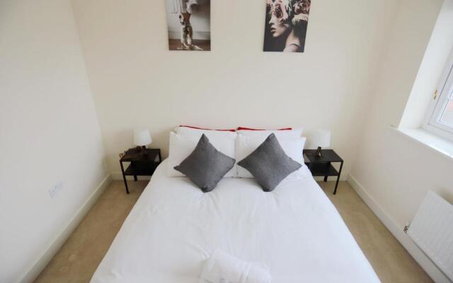 EasyTravel Luxury NEC/Airport 3 beds House