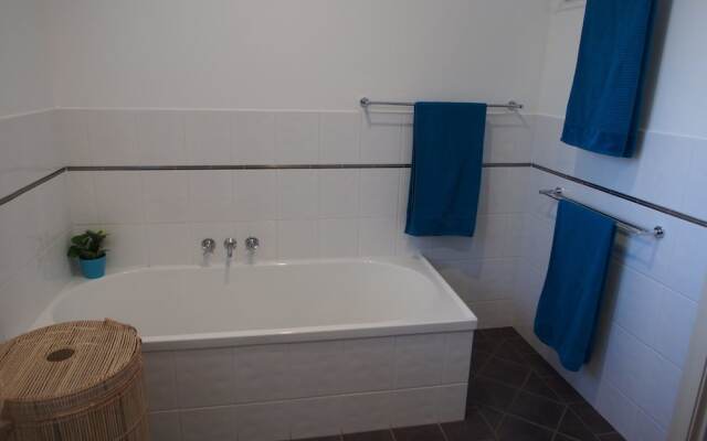 Government Road, 117a 'Pollys' View'