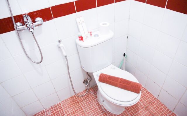 Pool View 2BR Mutiara Bekasi Apartment By Travelio