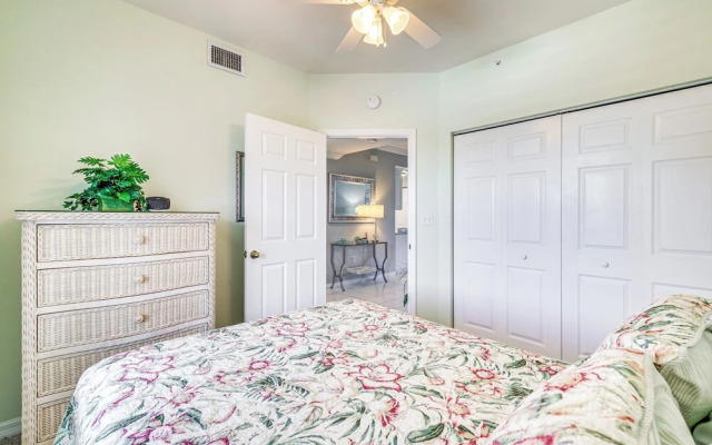 < 1 Mi to Beach: Sleek Naples Condo