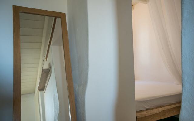 Elegant, laid-back and by the sea by VillaRentalsgr