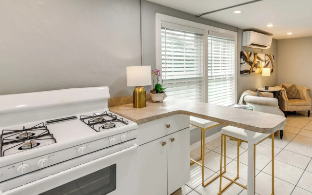 2 Mi to Dtwn Pensacola: Dog-friendly Apartment