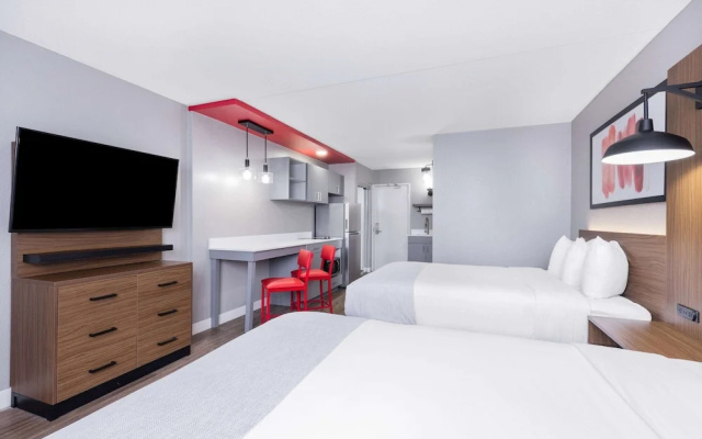 Clarion Hotel & Suites