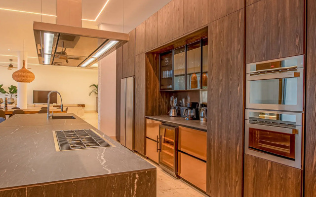 Luxury 10br Beachfront Stunner With Private Pool