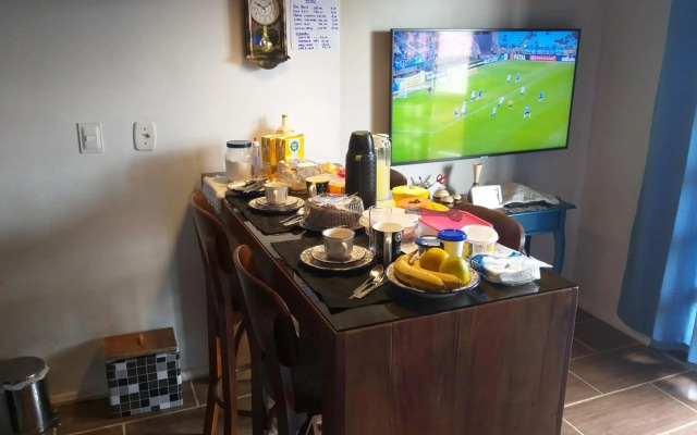 Quarto 02, cama Queen com banheiro compartilhado