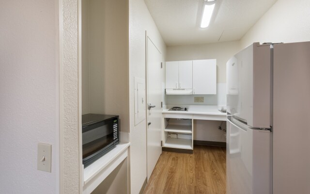 HomeTowne Studios by Red Roof Detroit - Livonia