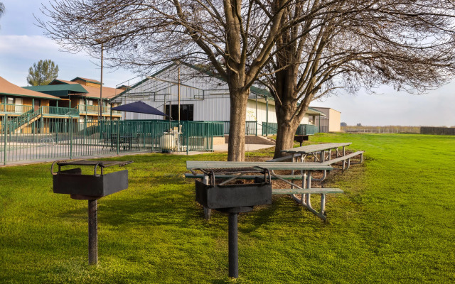 Travelodge by Wyndham Lemoore Near Naval Air Station