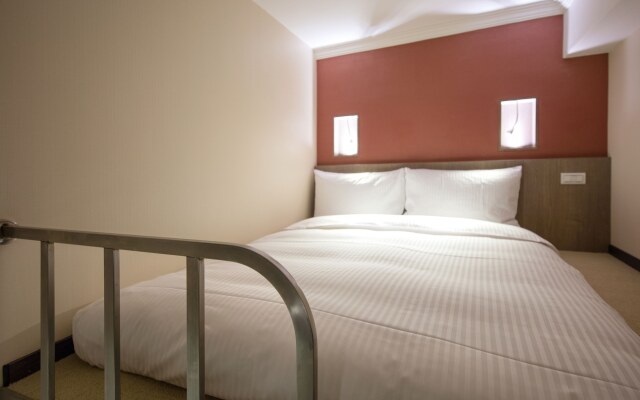 Metro Apartment