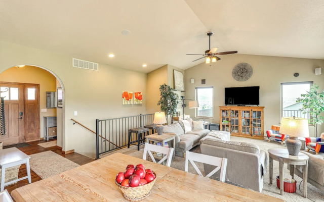 Spearfish Retreat w/ Fireplace + Mountain Views!