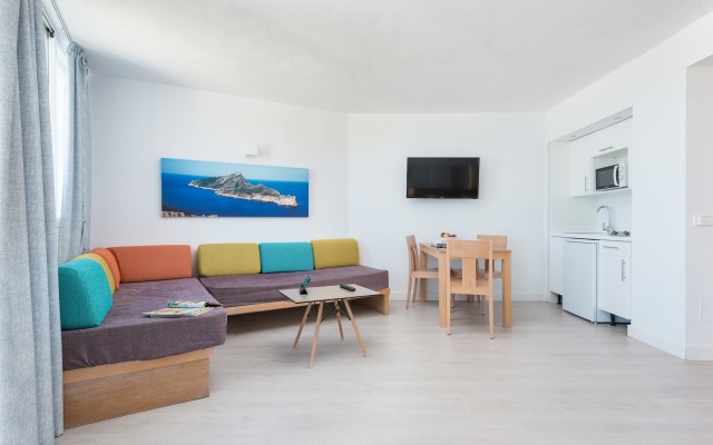 Apartment with shared pool, near the beach