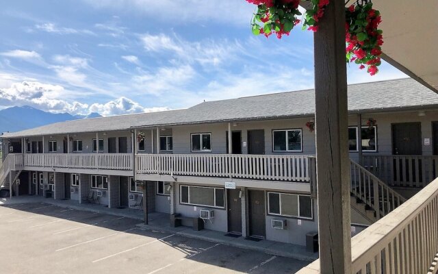 The Canterbury Inn of Downtown Invermere