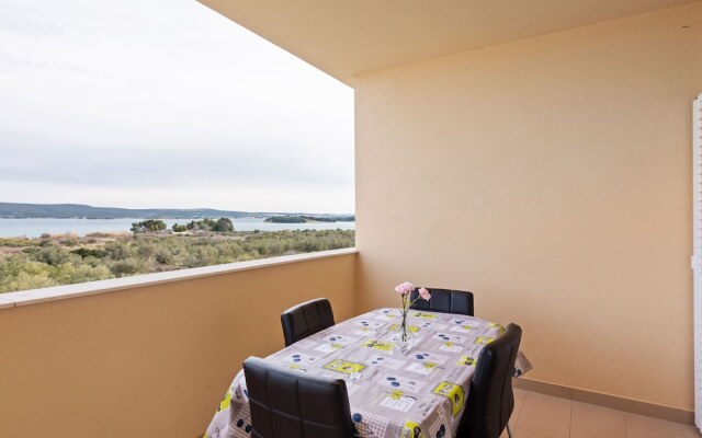 Simplistic Apartment in Neviđane near Sea Beach