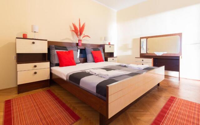 House Jasmin large garden, near Nin