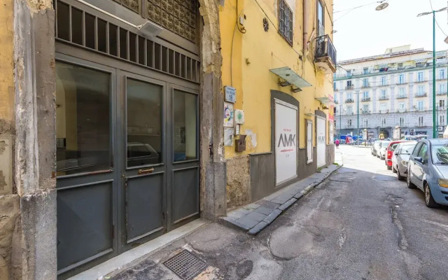 Red Comfort Flat Near Garibaldi Station