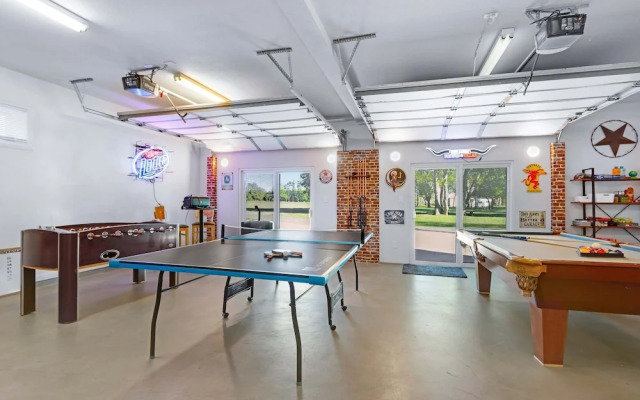 Spacious Retreat & Game Room Sleeps 12