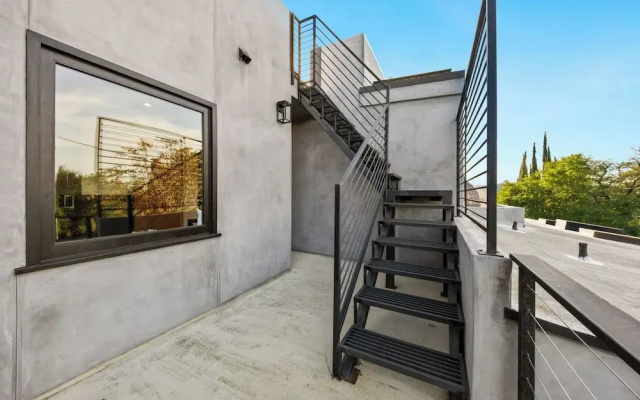 Farley Court - Stylish Hillside Residence With Stunning Views