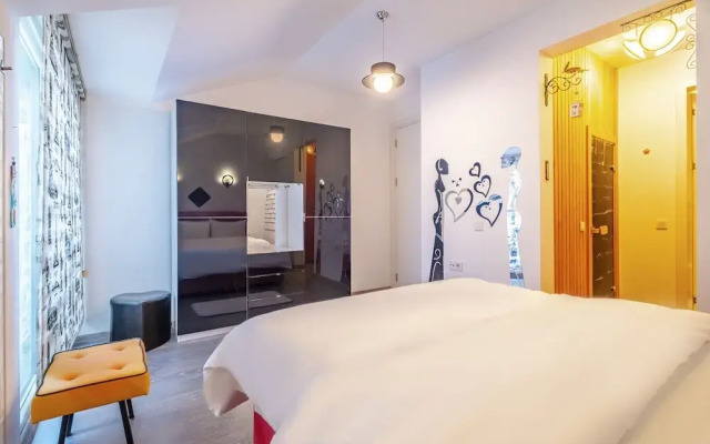 Amazing Residence Flat Near Trump Mall