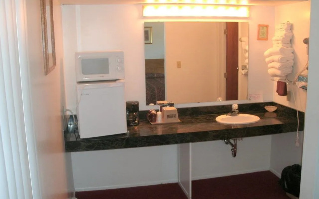 Budget Host Cloverland Motel