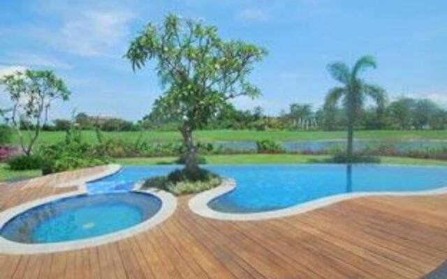 Water Edge Villa by Soscomma
