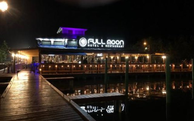 Full Moon Hotel & Restaurant