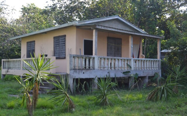 Budget Cheerful Entire Private Belizean One Bedroomed Home
