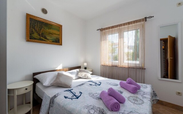 Nice Apartment in Rovanjska / Jasenice With 2 Bedrooms and Wifi