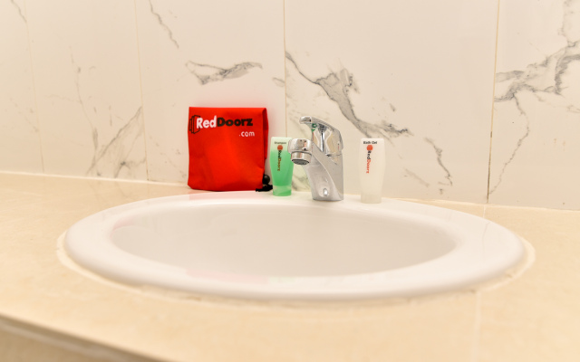 RedDoorz Premium near El Tari International Airport